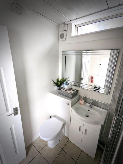 Cosy 2-Bedroom House In Leith เอดินบะระ ภายนอก รูปภาพ